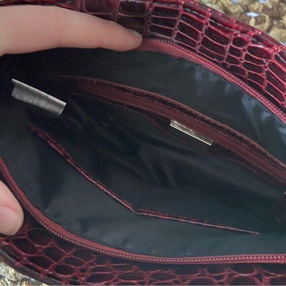 La Diva Elegant Crocodile-Embossed Burgundy Shoulder Bag - Picture 4 of 5